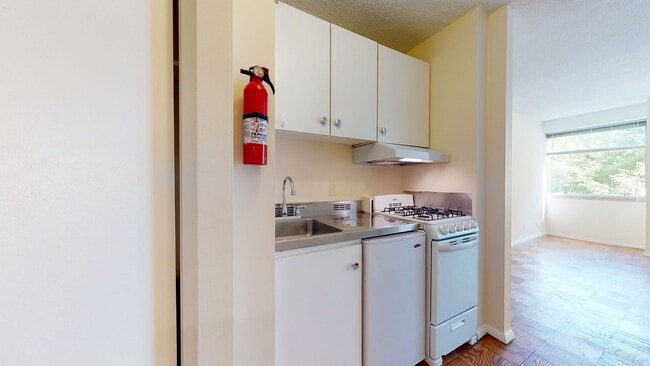 Building Photo - Studio Apartment Available at the Willough...