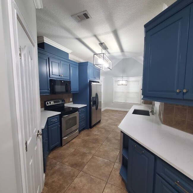 Building Photo - Spacious 3-Bedroom Home with Open Floor Plan and Fenced Backyard in Hahira, GA