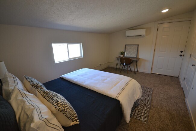 Building Photo - 560 SW Paiute St