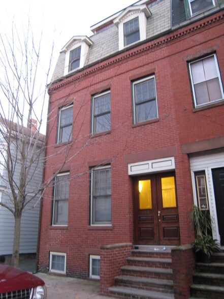 Building Photo - 599 E 6th St