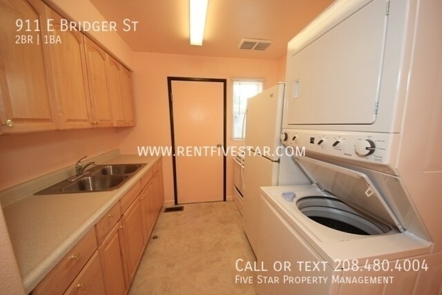 Building Photo - 911 E Bridger St