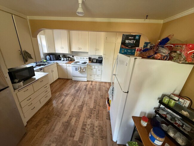 Building Photo - 7 bedroom 3.5 bath Game Room