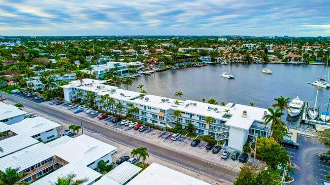 Building Photo - 2727 Yacht Club Blvd