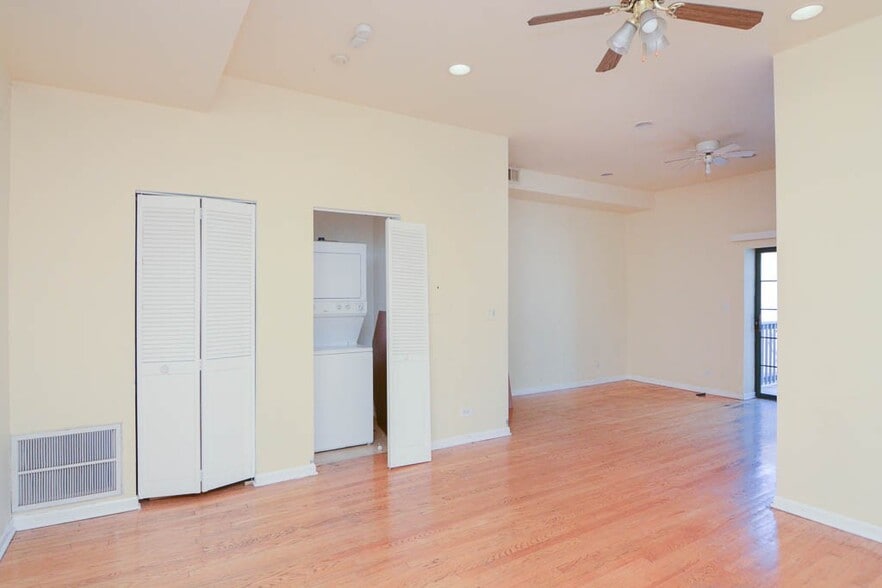 Building Photo - 218 W Division St