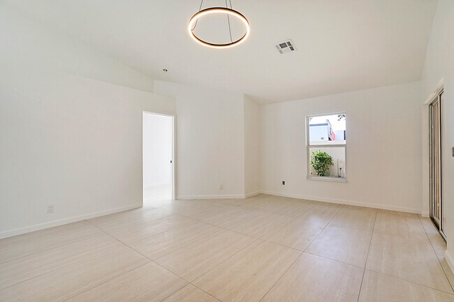 Building Photo - 320 NE 42nd St