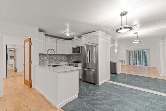 Building Photo - Fully remodeled 2BR/2BA Condo in prime West Hollywood!