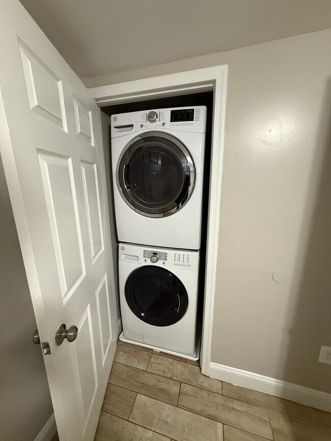 Building Photo - 312 Burbank St SE