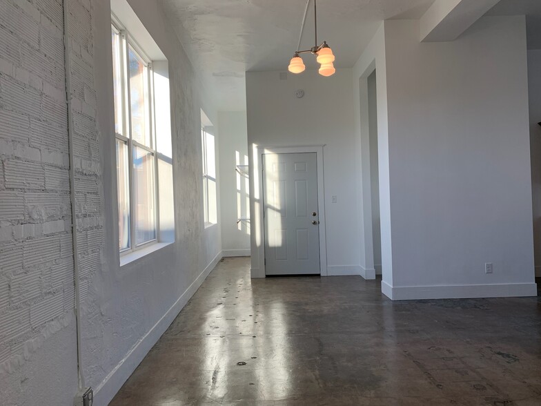Building Photo - 111 N Walnut St