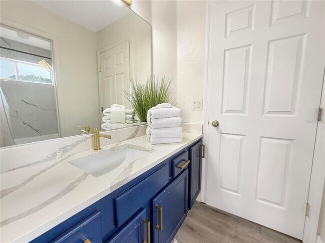 Building Photo - 530 Orista Dr
