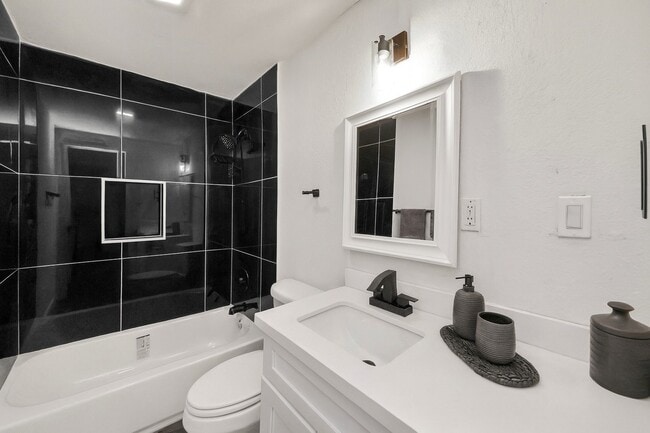 Building Photo - 7640 Broadview Dr