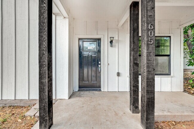 Building Photo - "Charming 3-Bed, 2-Bath Denison Home with Elegant Granite Countertops!"