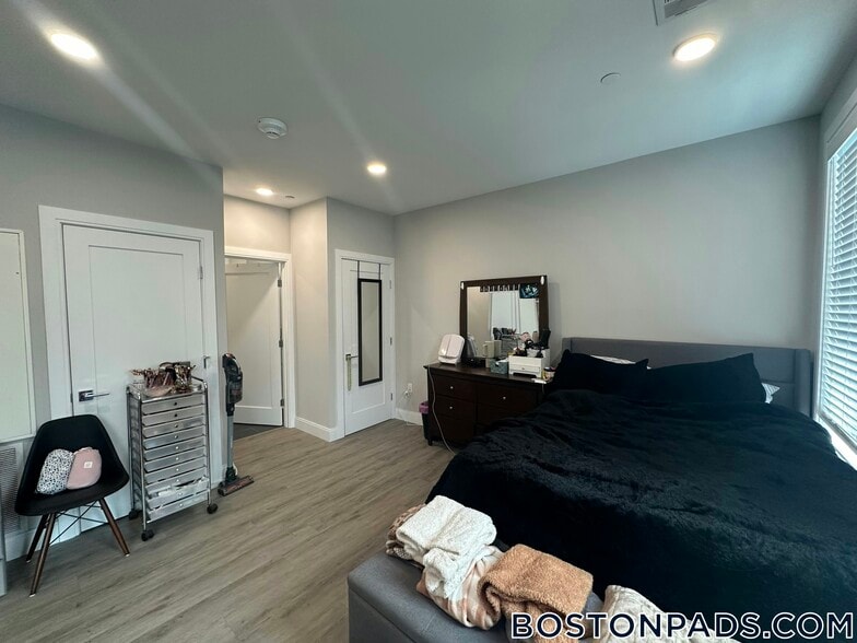 Building Photo - 656 Saratoga St