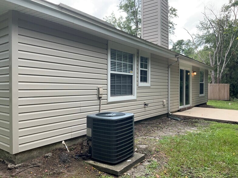 Building Photo - 7691 Enderby Ave E