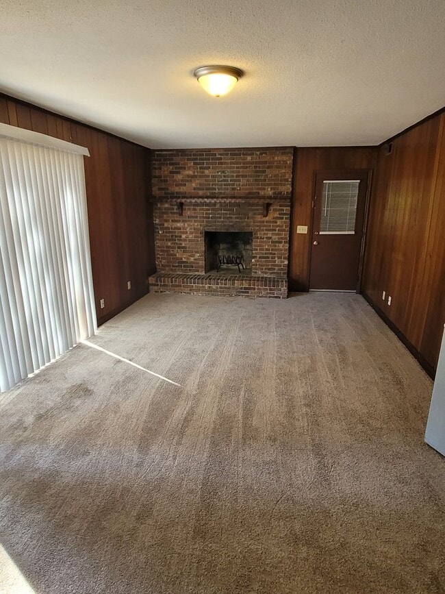 Building Photo - 6420 Cloverdale Dr