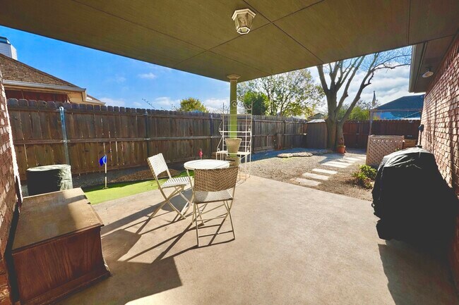 Building Photo - 5400 Flo Dr