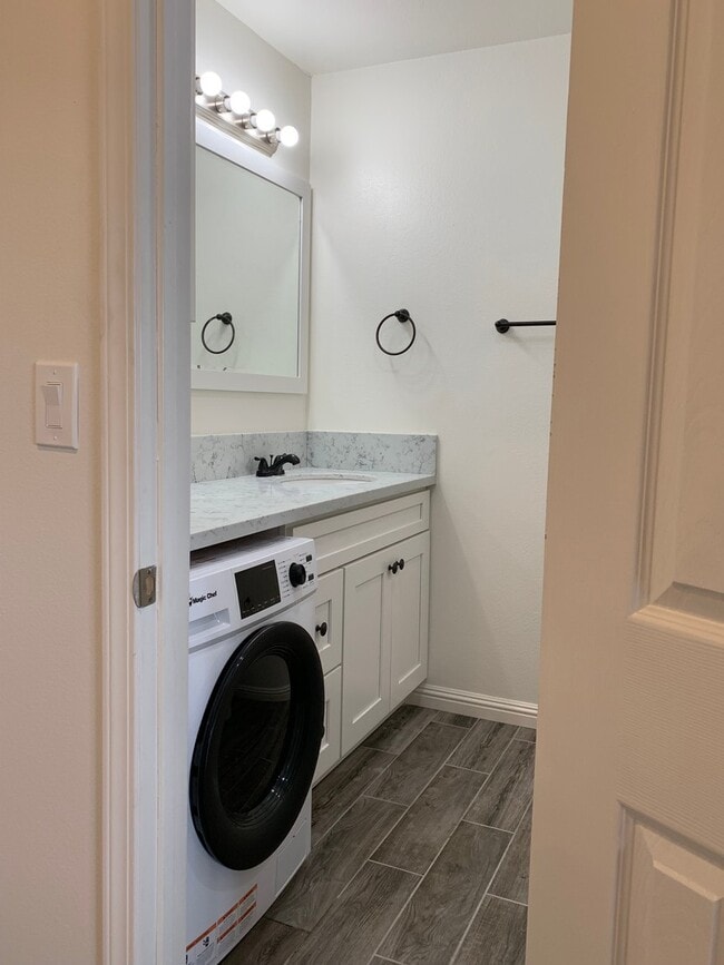 Building Photo - Los Caballeros Clubhouse #1301