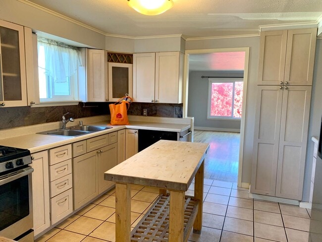 Building Photo - Beacon Hill 3 bedroom, 2 bath. 1 car garage with large storage loft.