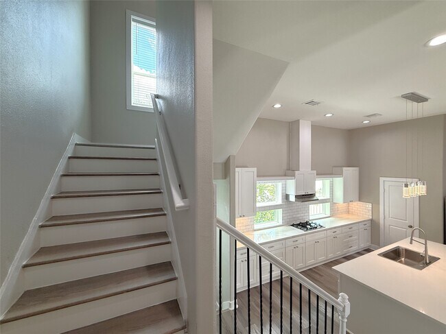 Building Photo - 2123 Bidwell Dr