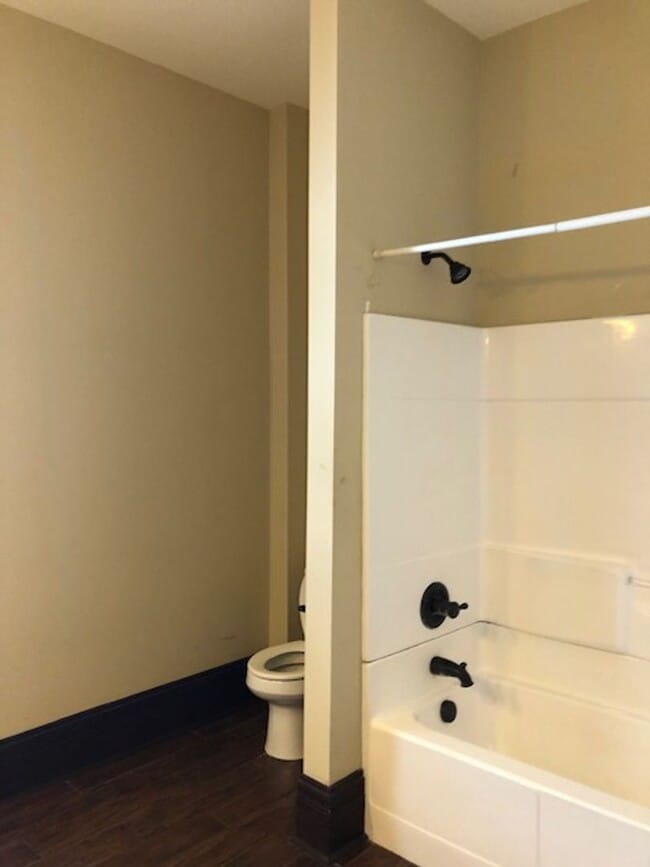 Building Photo - 6-bedroom 3 bath walking distance to WKU a...