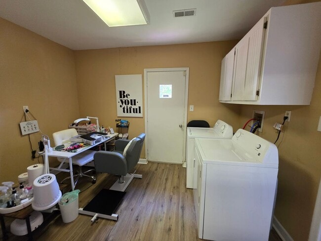 Building Photo - Move In Ready 3 Bedroom Ranch!