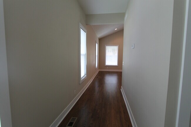 Building Photo - Beauty is on the inside! Outstanding 2-Bed...