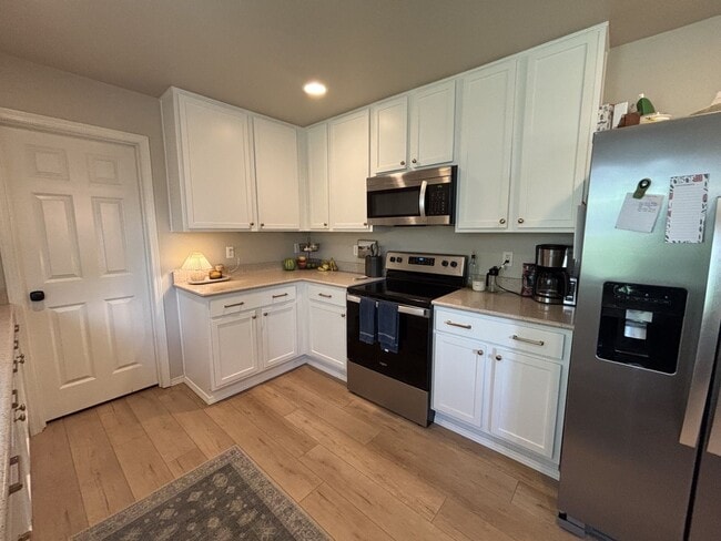 Building Photo - Beautiful 4-bedroom Dupont home