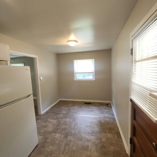 Building Photo - Small 2 Bedroom, 1 Bath House FOR RENT in ...