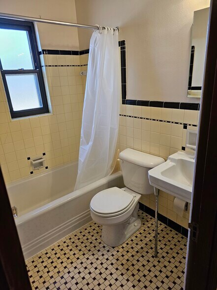 Building Photo - 254 Senator Pl