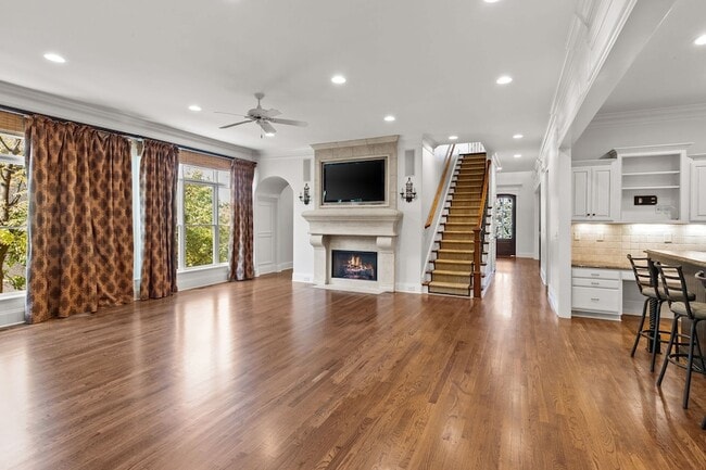 Building Photo - 2019 Overhill Dr