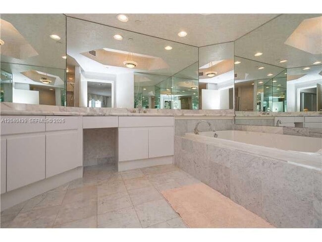 Building Photo - 16445 Collins Ave