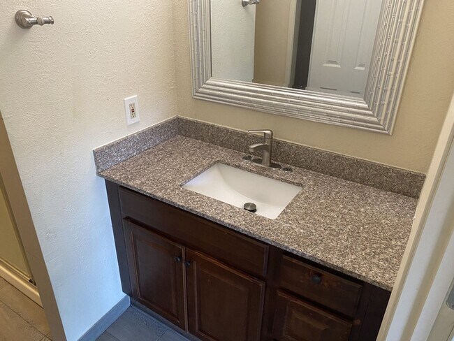 Building Photo - Spacious Townhome in Desirable Fairfield Area