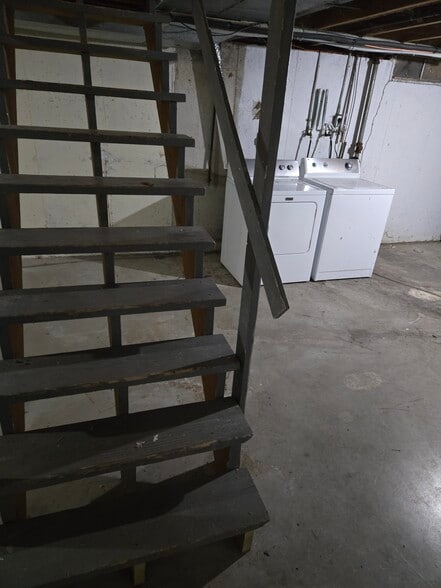 Building Photo - 231 Coolidge St