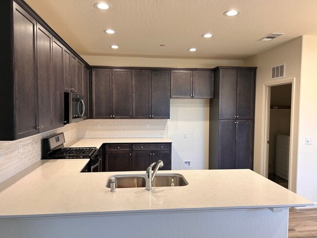 Building Photo - Beautiful home for rent in gated community in Visalia