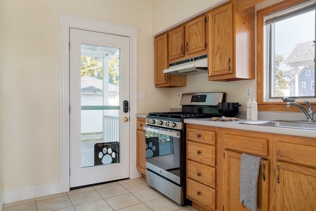 Building Photo - 87 College Ave