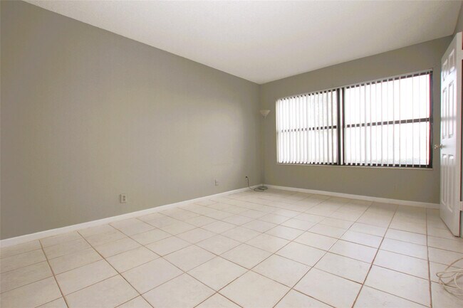 Building Photo - 217 Lake Pointe Dr