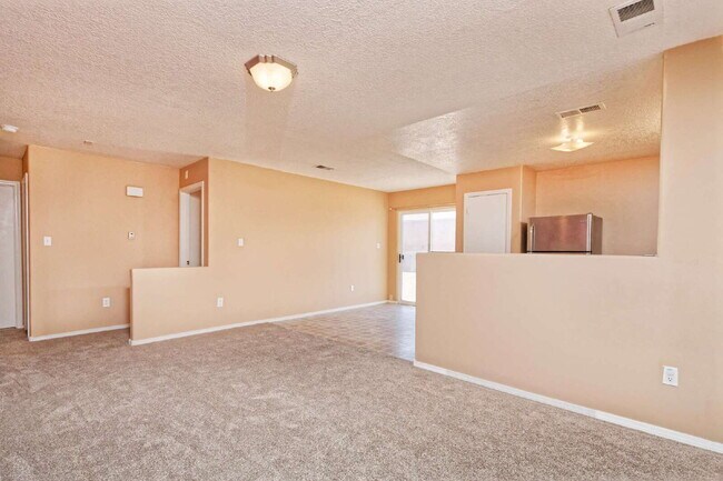 Building Photo - Comfy and Compact 3 BR Home!