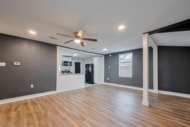 Building Photo - 2226 Rainbow Dr