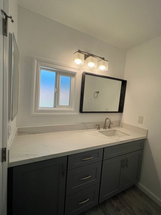 Building Photo - Great home with a Great Family Room