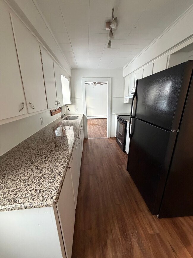 Building Photo - Single Family 3 Bedroom - Half Off 1st Months Rent