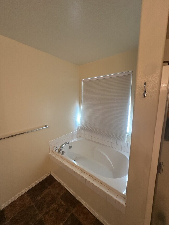 Building Photo - "Spacious 4-Bedroom Gem with 2.5 Bathrooms...
