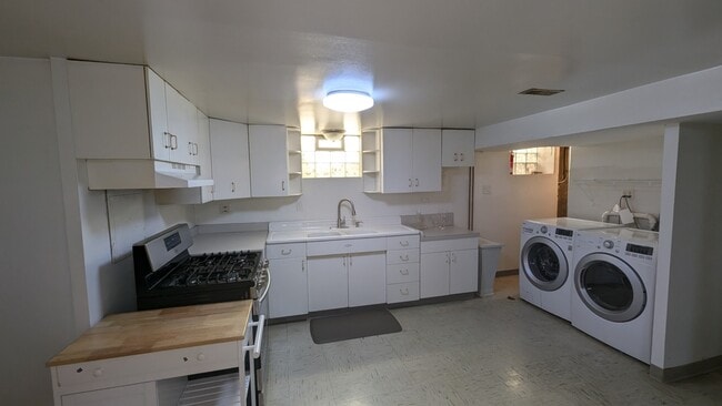 Building Photo - ?? Spacious 3BR Ranch | District 57 & Pros...