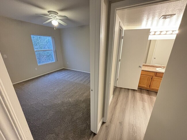 Building Photo - Beautiful 1Bed/1Bath/1Car 2nd floor Condo located in the beautiful Tuscano Gated Community!