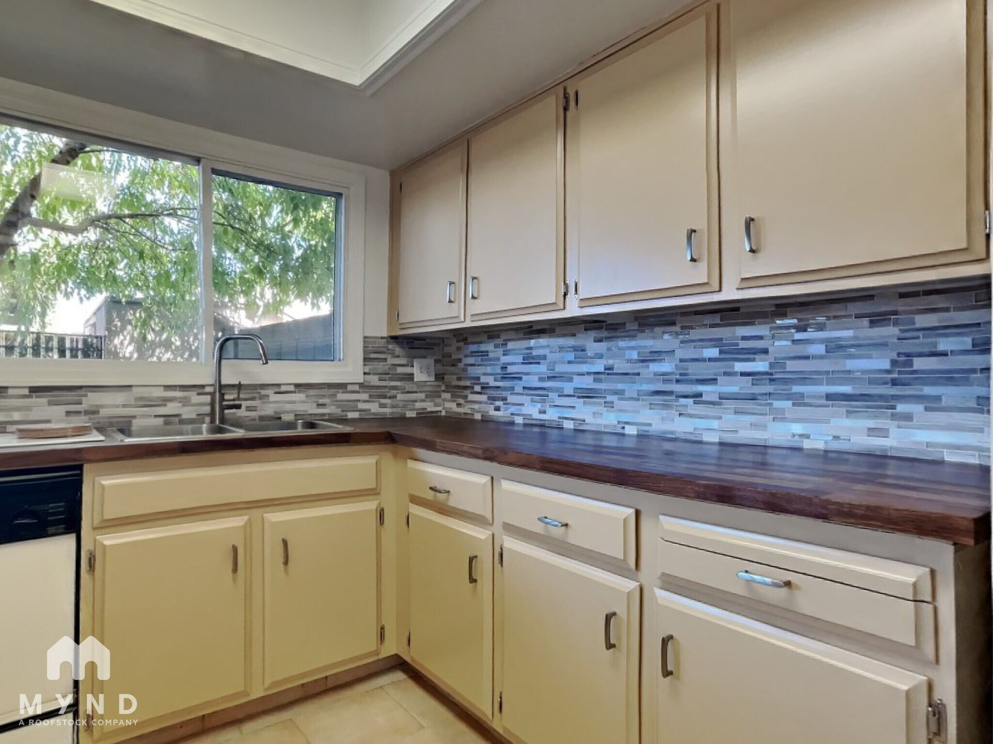 Building Photo - 4305 W Solano Dr N