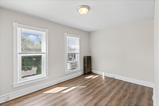 Building Photo - 204 N Broadway