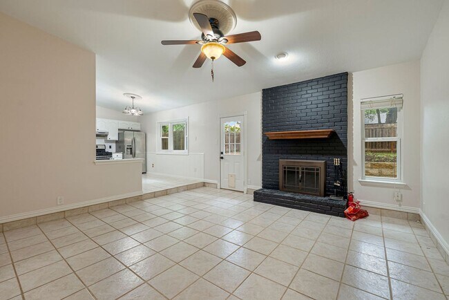 Building Photo - Beautiful 3 bedroom, 2 bathroom home in South Austin!!!