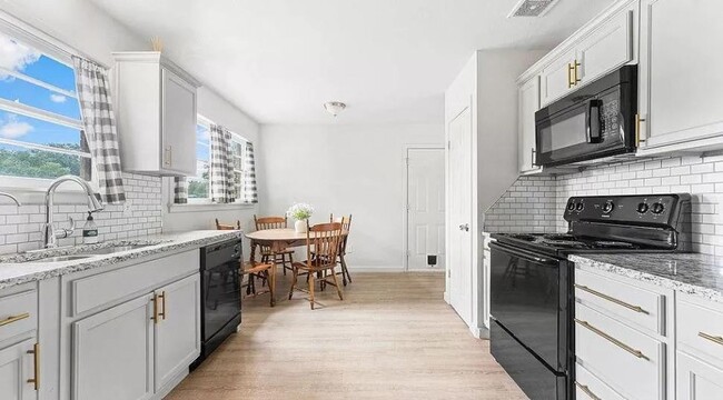 Building Photo - PRE-LEASING for JULY - Modern Chic 3 Bedroom Home