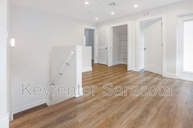 Building Photo - 2066 Roselawn St