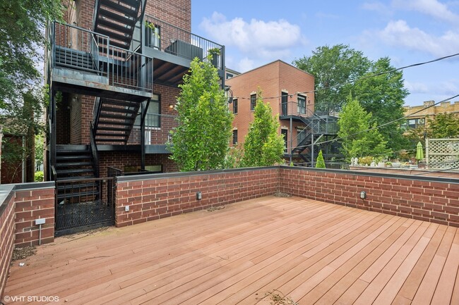 Building Photo - 1152 W Newport Ave