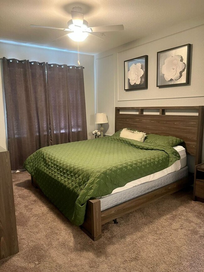 Building Photo - 4-bedroom, 3-bathroom townhouse in Kissimmee !