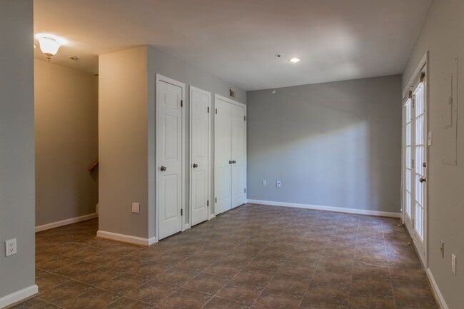 Building Photo - Beautiful 3 Bedroom 3/2 Bath Brick End Uni...